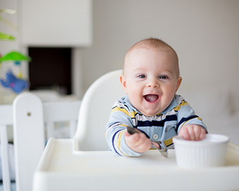 Jadłospis 8-miesięcznego dziecka. Jakie pokarmy można podawać 8-miesięcznemu niemowlakowi, a z jakimi lepiej nieco poczekać?