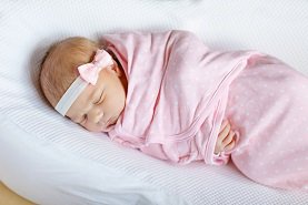 Otulanie noworodków: czy i po co potrzebny mi otulacz?