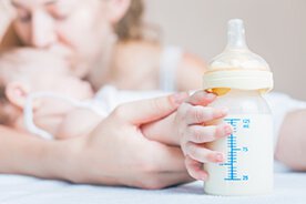Butelka dla noworodka - czym kierować się przy wyborze