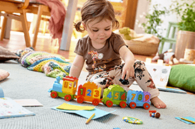 Jak wspierać rozwój małego dziecka poprzez zabawę?