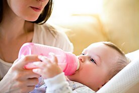 Karmienie dziecka butelką – podstawowe zasady