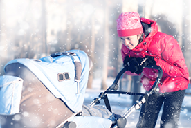 W co ubrać niemowlaka na spacer zimą – co wziąć do wózka?