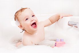 Wszystko, czego potrzebujesz do kąpieli dziecka, czyli top 10 najlepszych produktów