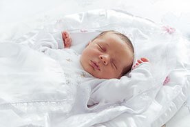 Jak przygotować niemowlęciu przytulne i bezpieczne miejsce do spania?