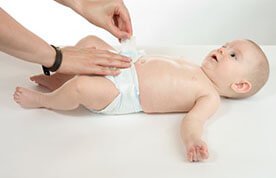 Przewijanie dziecka - prawidłowa pielęgnacja noworodka i niemowlaka Przewijanie dziecka - prawidłowa pielęgnacja noworodka i niemowlaka