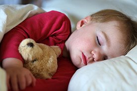 Jak nauczyć dziecko zasypiać samemu? Pora na przeprowadzkę z sypialni rodziców do własnego łóżka