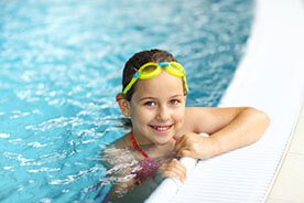 Z dzieckiem na basen - jak nauczyć dziecko pływać