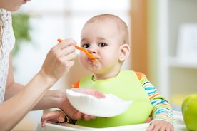 Jak i kiedy rozszerzać dietę niemowlaka?