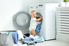 W czym prać ubranka dla niemowlaka? 