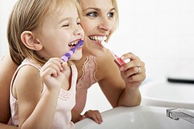 Dzieci myją zęby - jak uczyć dziecko dbania o ząbki 