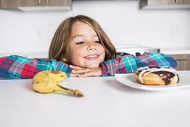 Niezdrowe przekąski – jakich produktów lepiej nie kupować dzieciom